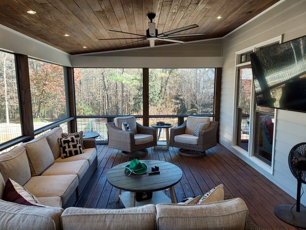Screened porch with ceiling fan and lounge seating